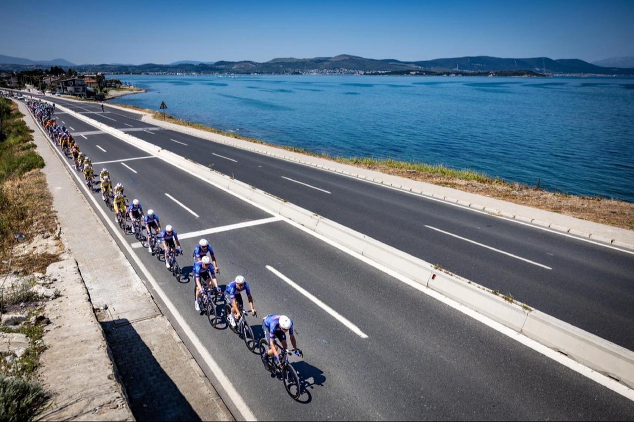 Peloton rides along the coastal route during an early stage of the Presidential Cycling Tour of Türkiye, April 2026. (Photo via Tour of Türkiye)