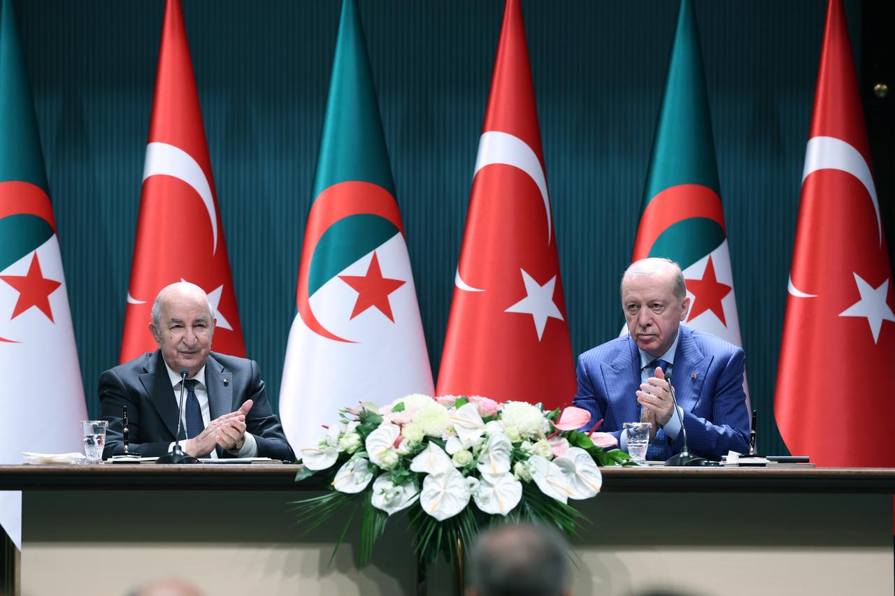 Turkish President Recep Tayyip Erdogan (R) and Algerian President Abdelmadjid Tebboune attend the signing ceremony of bilateral agreements and joint press conference at the Presidential Complex in Ankara, Türkiye, May 07, 2026. (AA Photo)