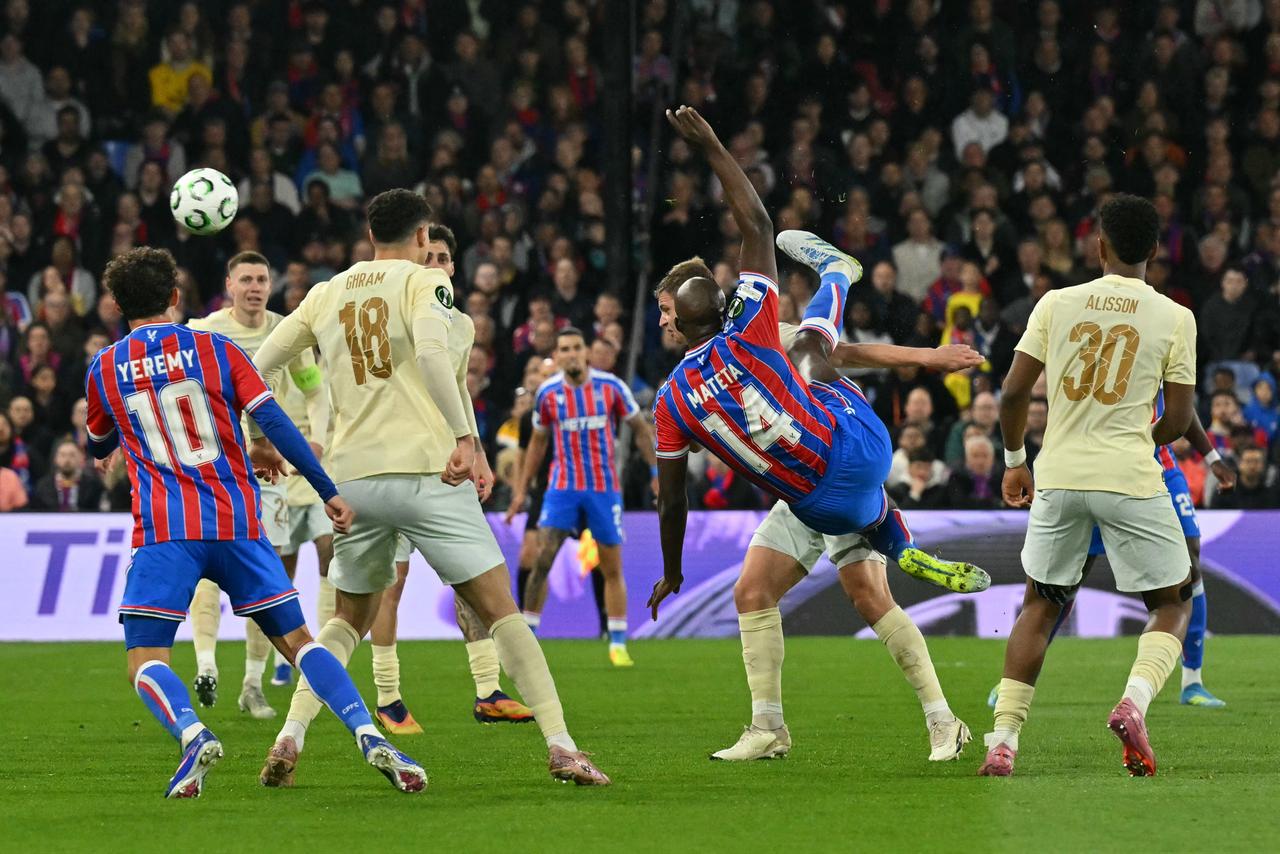 Crystal Palace's French forward #14 Jean-Philippe Mateta attempts an overhead bicycle kick during the UEFA Conference League semi-final second-leg match between Crystal Palace and Shakhtar Donetsk at Selhurst Park in London, 7 May 2026. (AFP Photo)