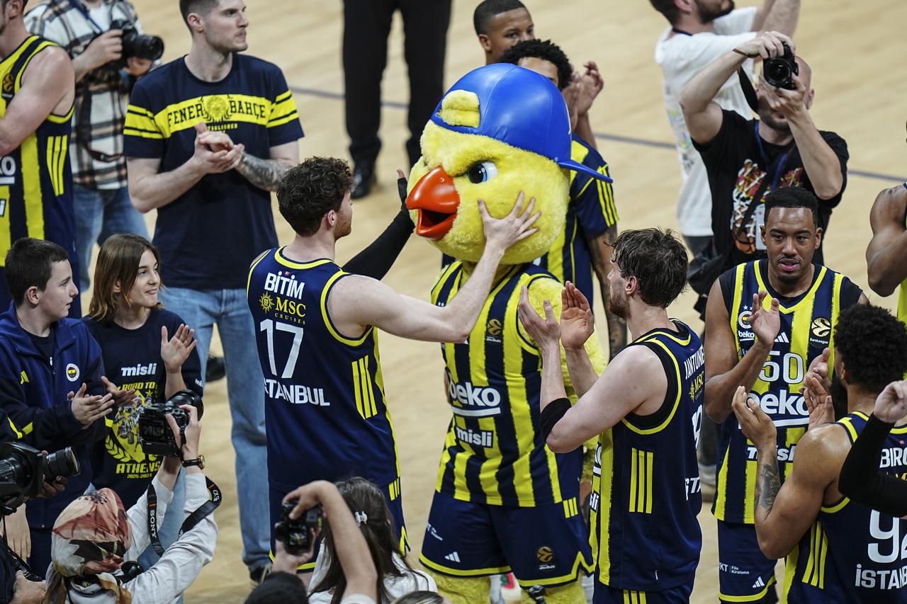 Players of Fenerbahce Beko celebrate the victory after the EuroLeague play-off second match between Fenerbahce Beko and Zalgiris at Ulker Sports and Event Hall in Istanbul, Türkiye, April 30, 2026. (AA Photo)