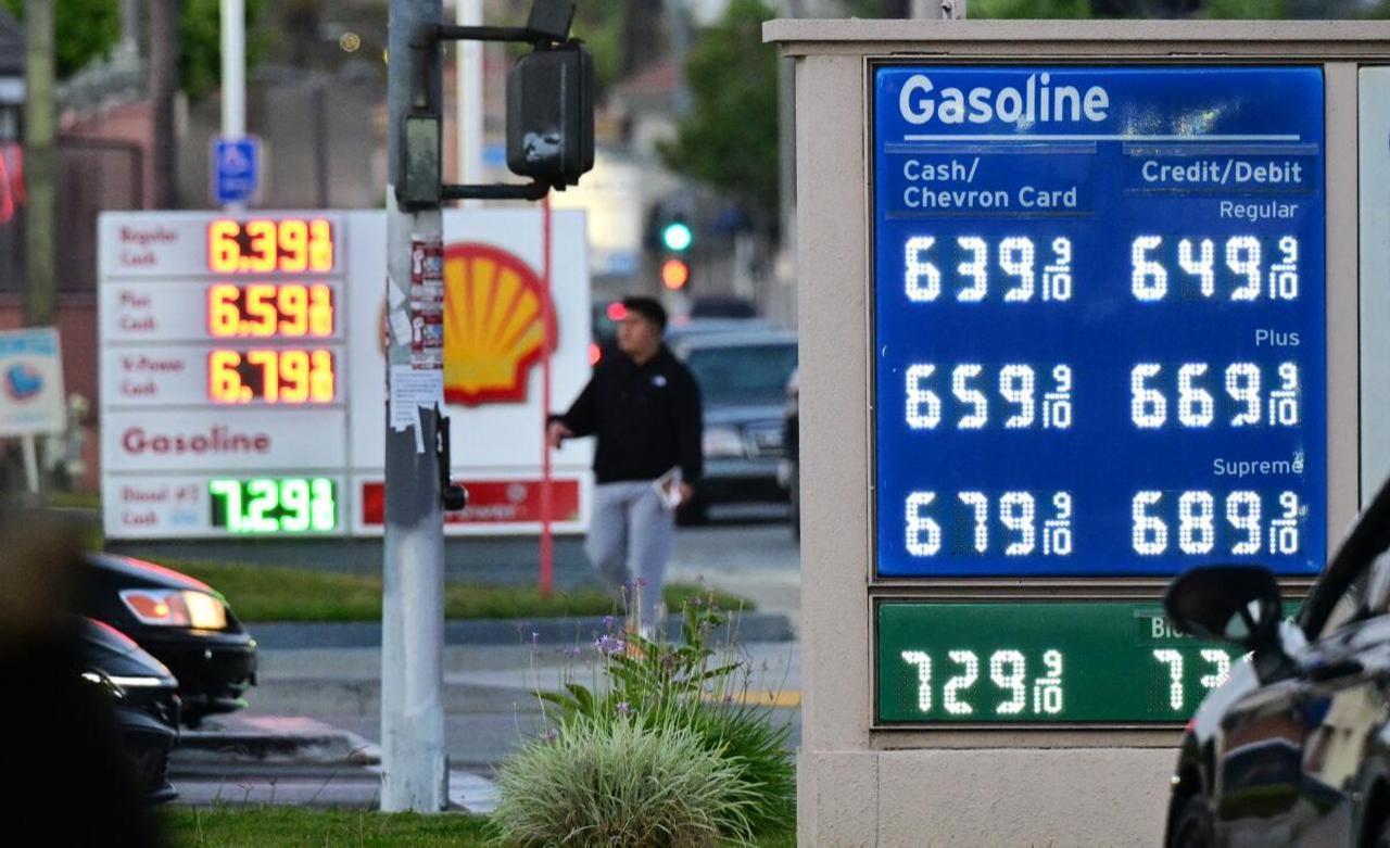 On the image, gas prices at Chevron and Shell stations in Monterey Park, LA, on April 30. (AFP Photos)