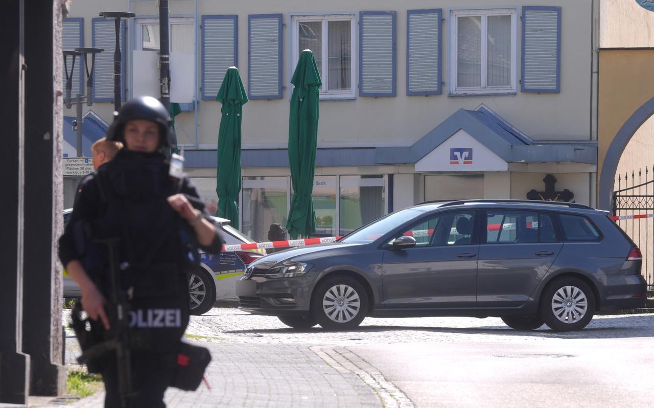 Police stand in front of a bank where suspects have taken multiple hostages in the western German town of Sinzig, on May 8, 2026. (AFP Photo)