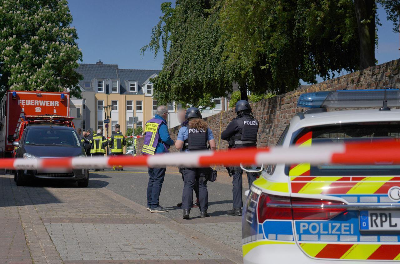 Police stand in a cordoned-off area near a bank where suspects have taken multiple hostages in the western German town of Sinzig, on May 8, 2026. (AFP Photo)