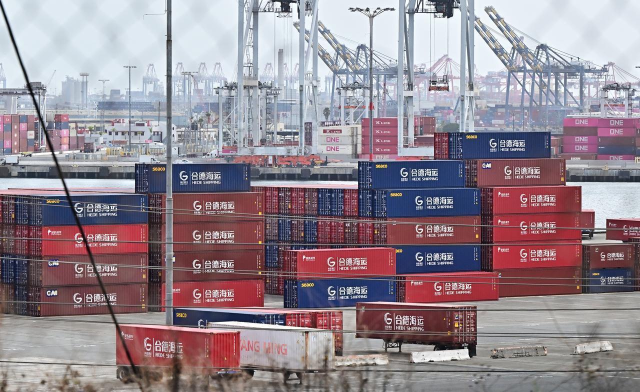 Shipping containers from Hede Shipping, from the Chinese state-owned Hebei Port Group, are seen stacked at the Port of Los Angeles in Los Angeles, California, October 13, 2025. (AFP Photo)