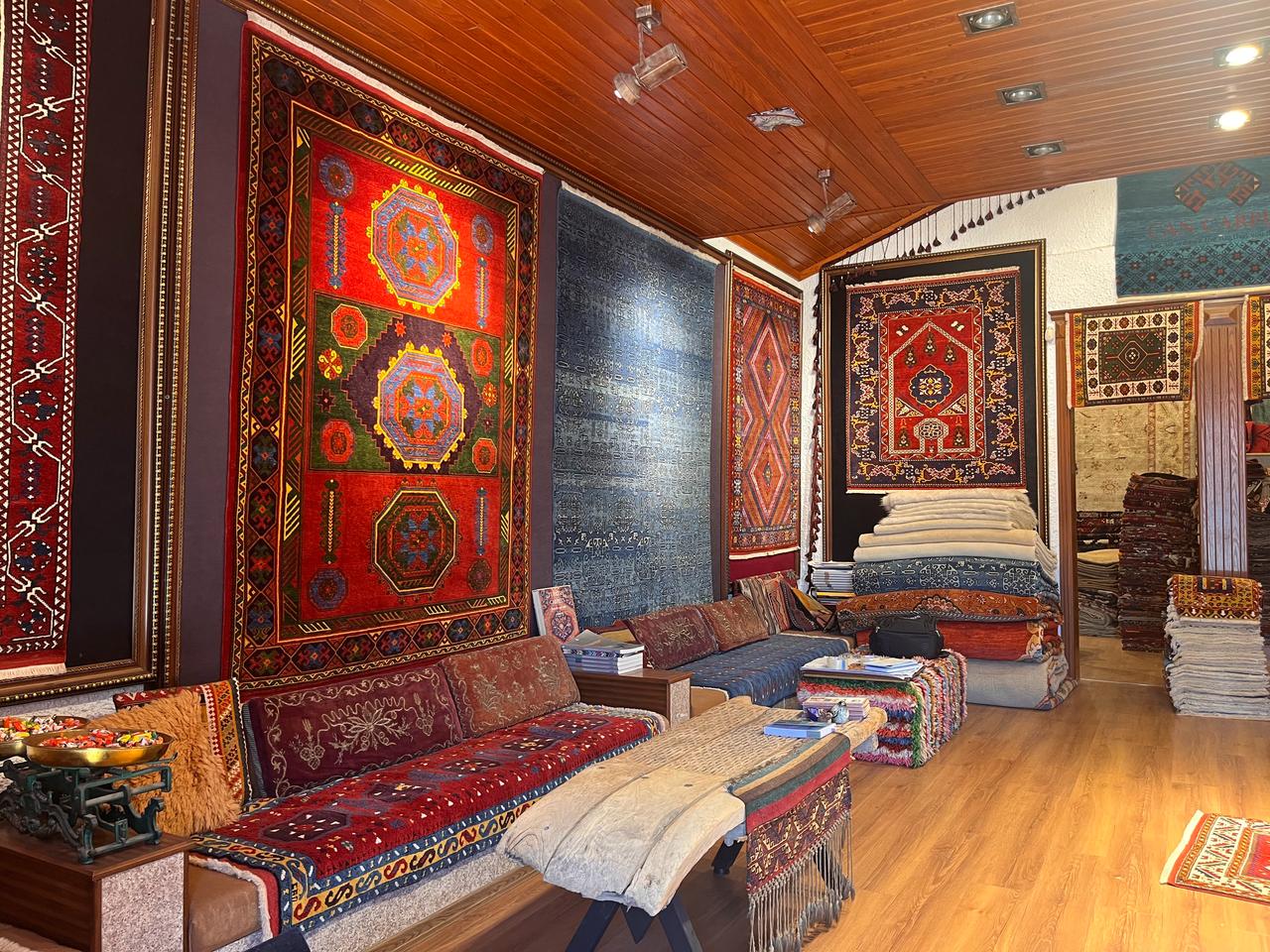 These meticulously woven special works adorn presidential palaces and historic buildings across Europe, including Türkiye’s Presidential Complex and Cankaya Mansion. Izmir, Türkiye, May 8, 2026. (IHA Photo)