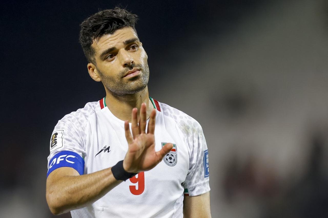 Iran's forward #09 Mehdi Taremi greets the fans ater the 2026 FIFA World Cup Asian Qualifier football match between Qatar and Iran at Jassim Bin Hamad Stadium in Doha, June 5, 2025. (AFP Photo)