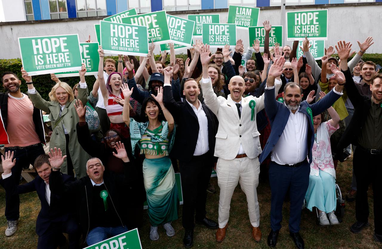 Green Party leader Zack Polanski (C) celebrates with the party's newly elected Mayor of Lewisham, Liam Shrivastava (centre R), and supporters, outside the count centre in Lewisham, south London on May 8, 2026. (AFP photo)