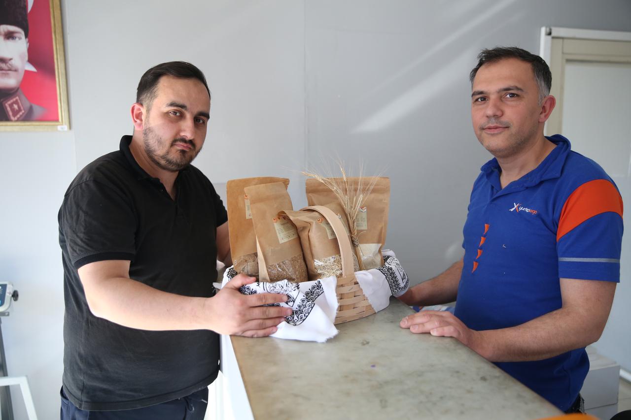 A farmer from Kastamonu presents a basket filled with traditional siyez (einkorn) wheat products prepared for shipment to Italy, where they are intended for display alongside Iceman Otzi. (AA Photo)