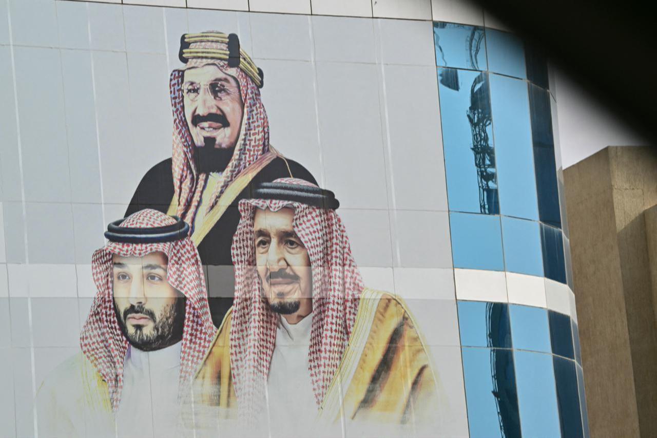 This picture shows a poster depicting King Abdulaziz bin Saud (top), the founder of the modern Kingdom of Saudi Arabia, King Salman bin Abdulaziz (R), and Crown Prince Mohammed bin Salman (L) in Riyadh on May 12, 2025. (AFP Photo)