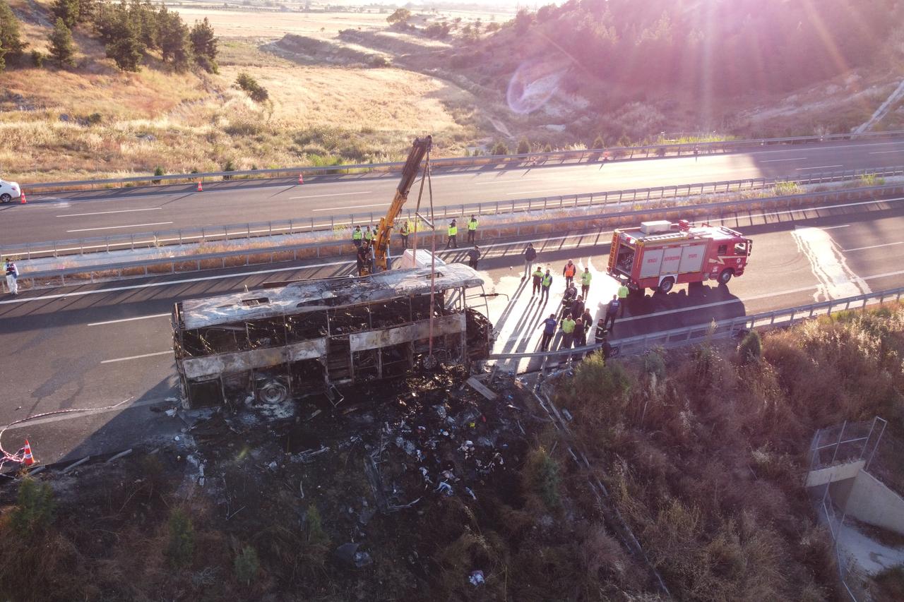 8 killed in Türkiye after passenger bus catches fire following crash