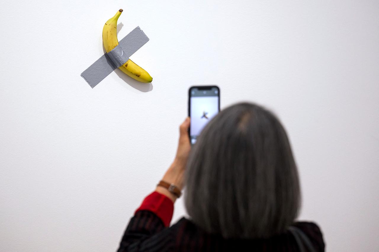Banana artwork stolen from French museum 