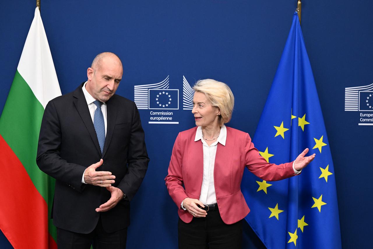 European Commission President Ursula von der Leyen (R) and Bulgaria's Prime Minister Rumen Radev (L) pose prior to a meeting at the EU headquarters in Brussels on May 28, 2026. (AFP Photo)