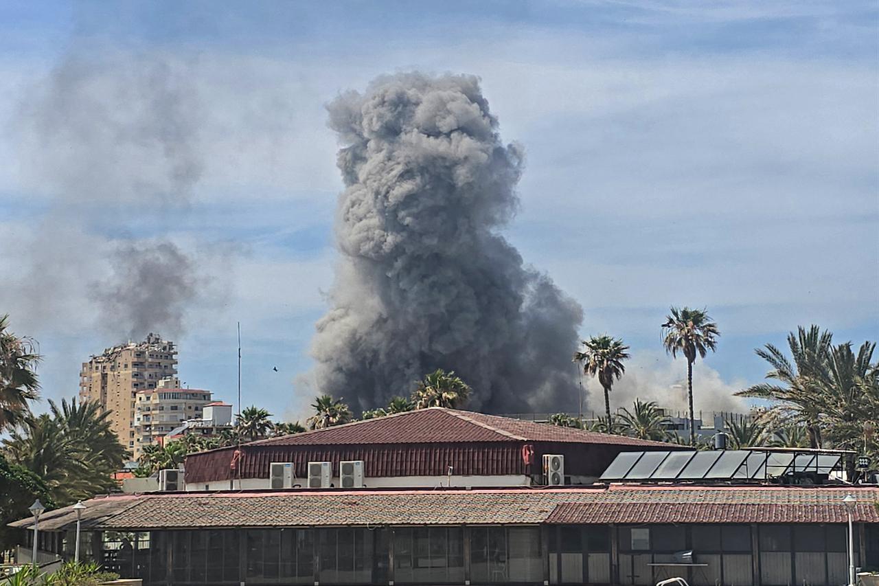 Smoke rises from the site of an Israeli strike in the southern Lebanese city of Tyre on May 31, 2026. (AFP Photo)