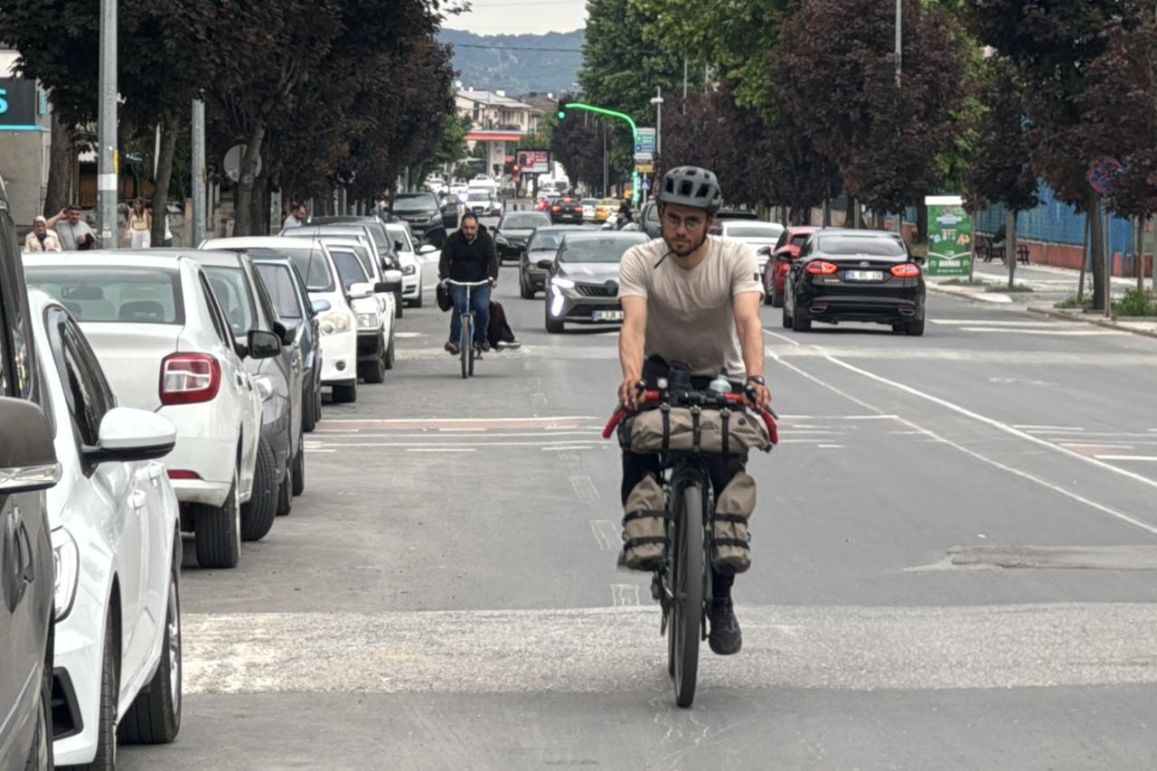 Italian traveler cycling from Milan to Tokyo reaches northwestern Türkiye