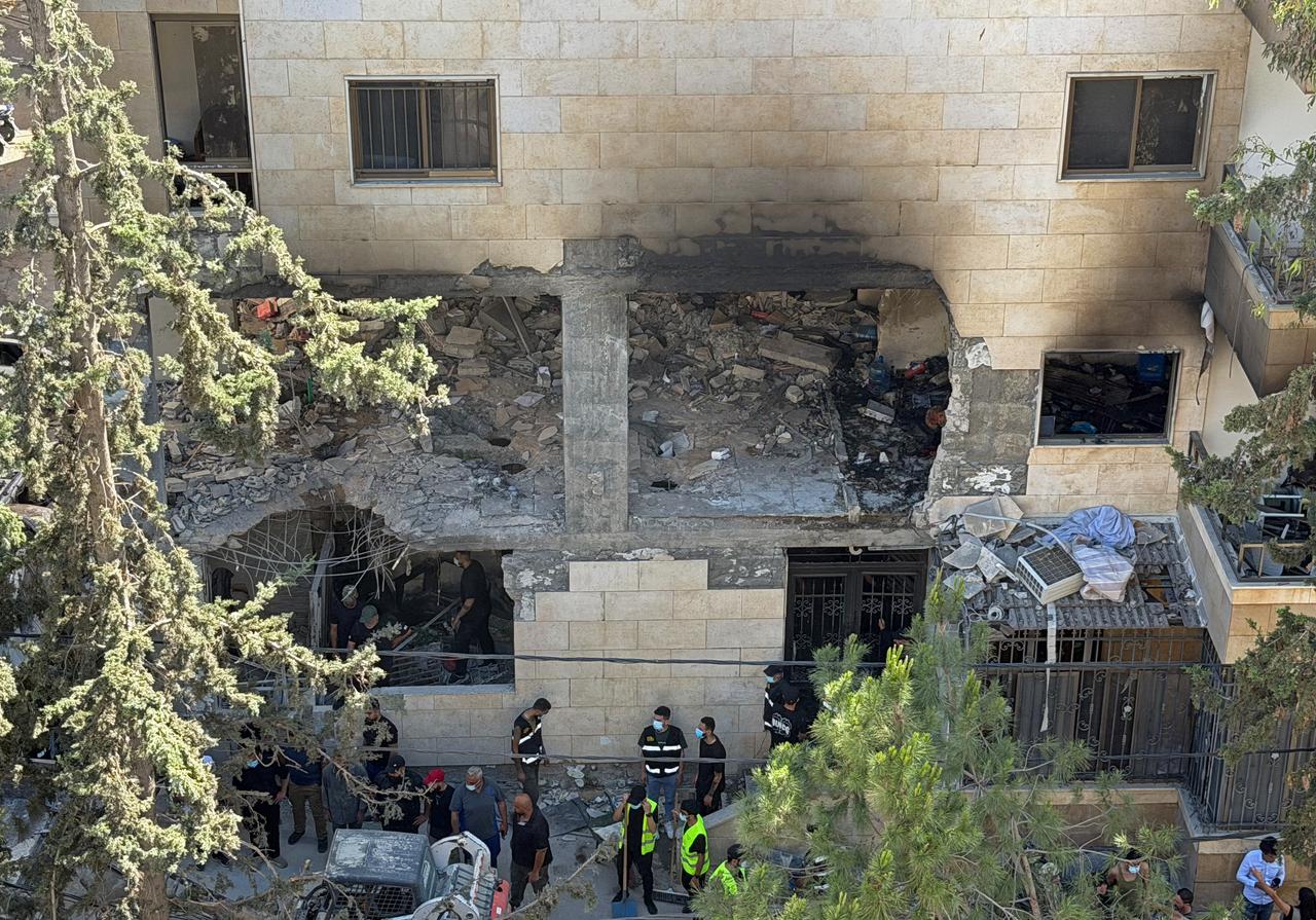 Rescue workers and local residents inspect the damage to a building following an Israeli air strike in the Choueifat area, south of Beirut on the outskirts of the capital’s southern suburbs, May 28, 2026. (AFP Photo)
