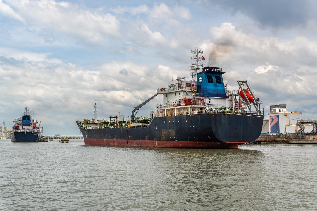Oil turns upward as recent strikes cast a shadow over US-Iran talks
