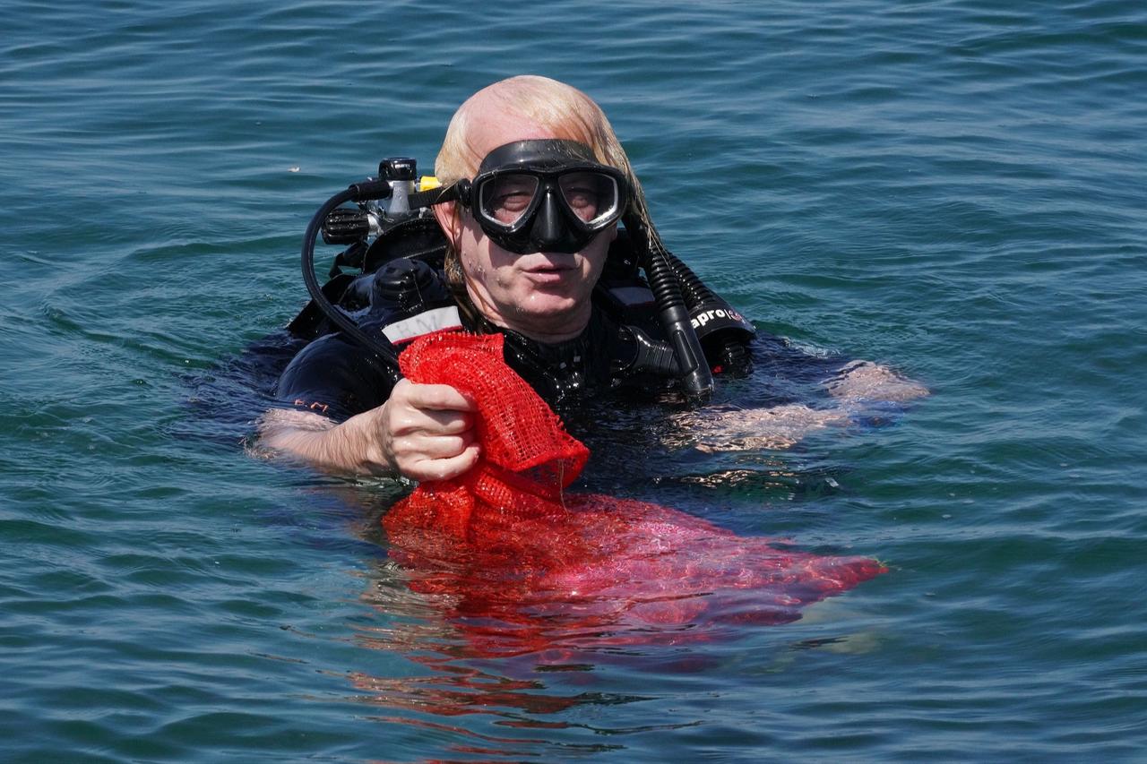 A diver holds a collection bag during an underwater clean-up operation aimed at removing waste from the sea in Türkiye. (IHA Photo)