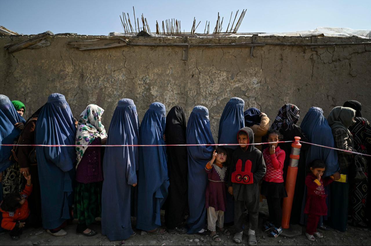 Women wait in line during a World Food Program food distribution on the outskirts of Kabul, Afghanistan, Nov. 6, 2021. (AFP Photo)