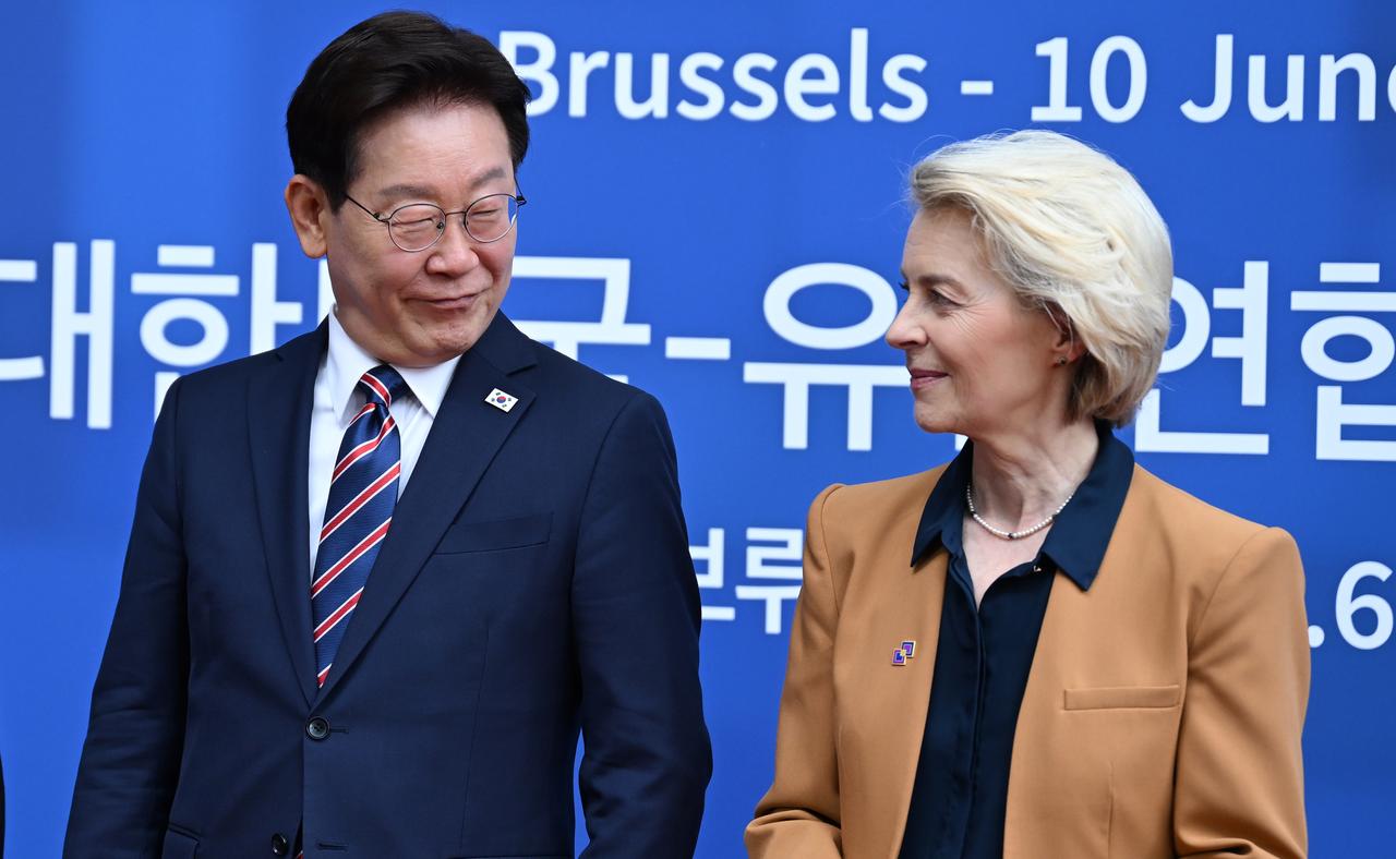 South Korean President Lee Jae-myung (L), and EU Commission President Ursula von der Leyen (R) attend the opening of the European Union (EU) - Republic of Korea Summit in Brussels, Belgium, on June 10, 2026. (AA Photo)