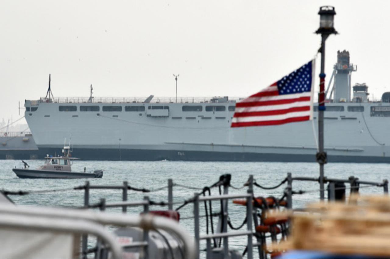 A US Navy patrol ship guards US and coalition ships docked at the US 5th Fleet Command in Bahrain's capital Manama on Dec. 17, 2019. (AFP Photo)