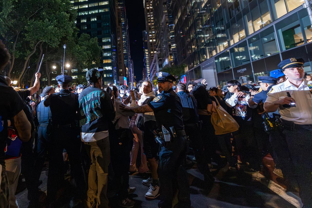 Knicks fans clash with NYPD after game 3 NBA finals loss