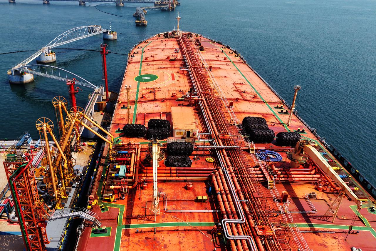 Oil jumps as Trump threatens new Iran attacks, global markets turn lower