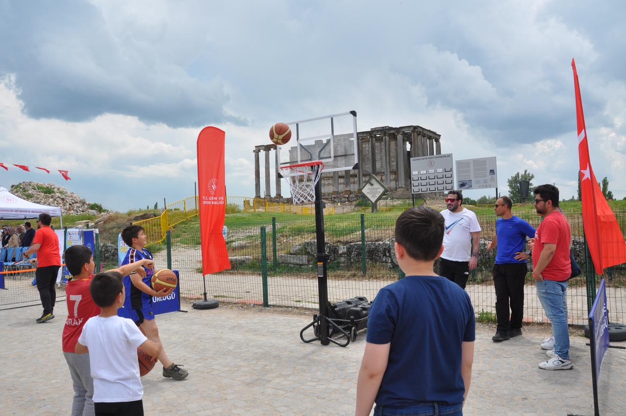 Children play basketball during the Aizanoi Sports Festival held at ancient city of Aizanoi in Kutahya, Türkiye. (AA Photo)