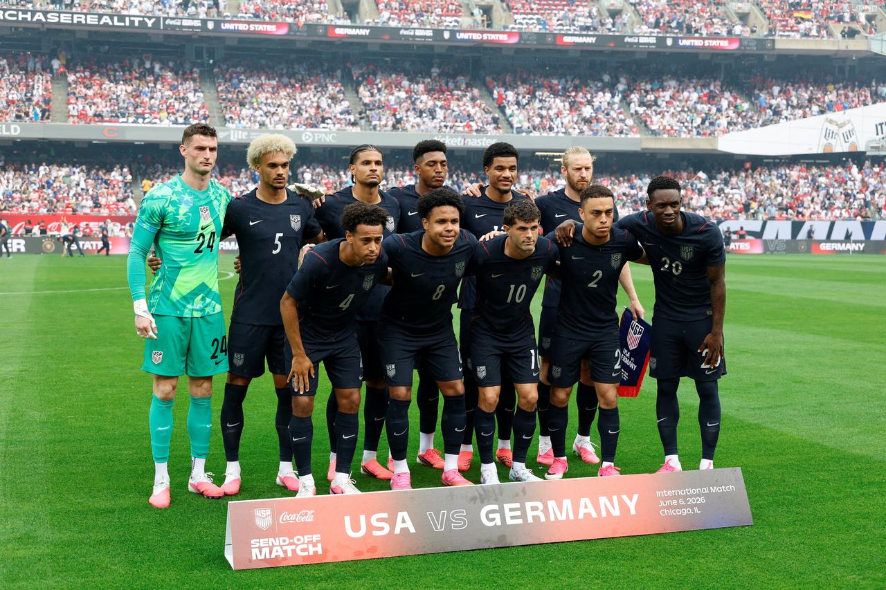 The US national team poses for a photo ahead of the international friendly football match between USA and Germany at Soldier Field in Chicago, Illinois, June 6 2026. (AFP Photo)