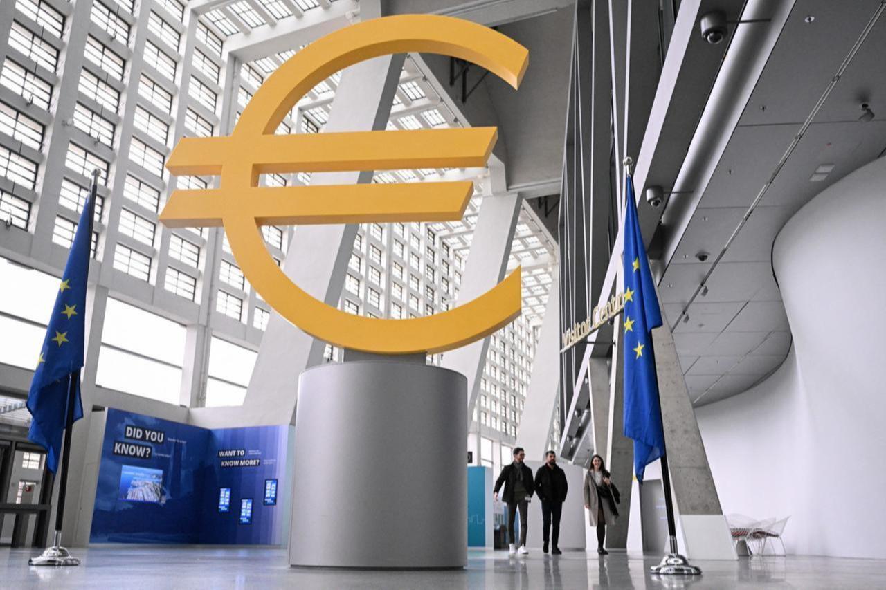 People walk in to the headquarters of the European Central Bank (ECB) in Frankfurt am Main, western Germany, April 17, 2025. (AFP Photo)
