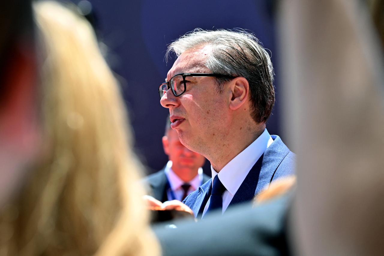 Serbia’s Vucic weighs presidency exit for prime minister bid