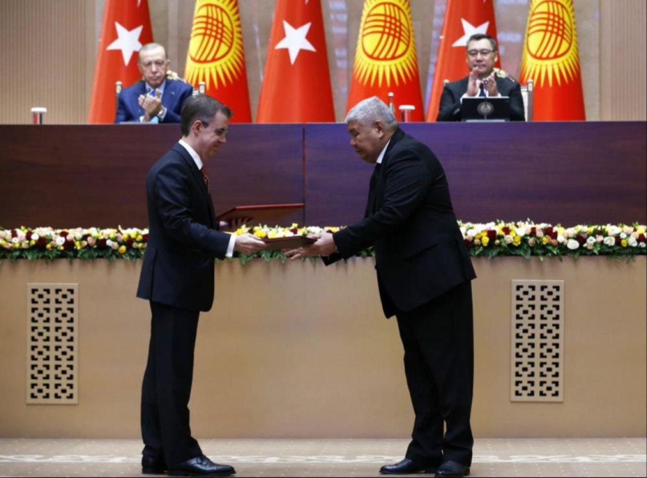 Ahmet Mucahid Oren, Chairman of the Board of Ihlas Holding and Orta Asya Investment Holding, signed agreements for a strategically important hydroelectric power plant and a natural gas evolution power plant with a total capacity of 1,450 MW in Kyrgyzstan in the presence of President Recep Tayyip Erdogan and Kyrgyz President Sadyr Japarov. (Kamil Nadirli/Bishkek-IHA)