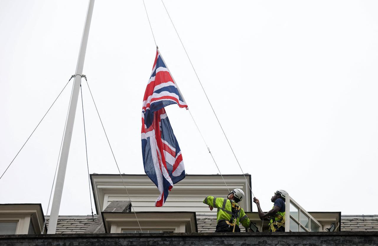Workers raise the Union flag on the roof of 10 Downing Street, the official residence of Britain's Prime Minister, in central London on June 12, 2026. (AFP Photo)
