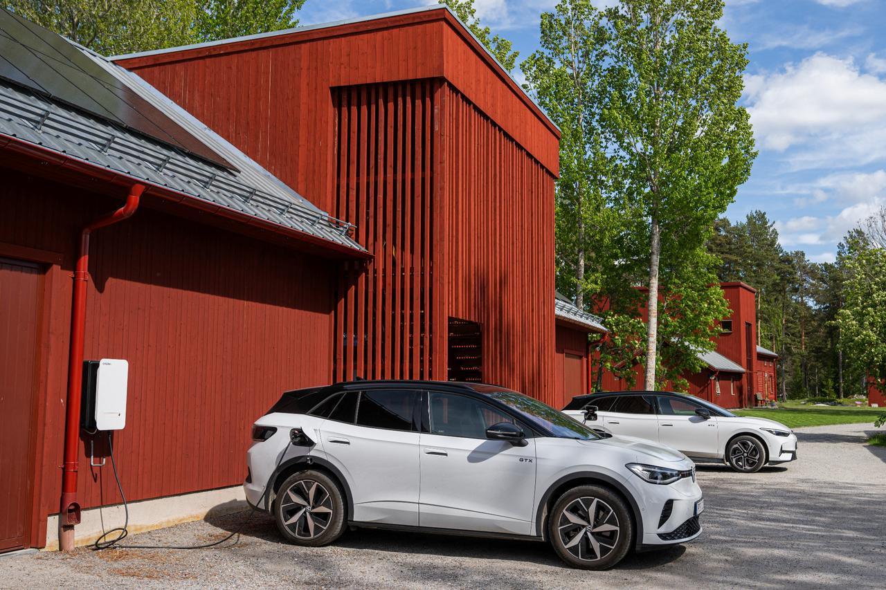 Parked EVs power homes, slash energy bills in Swedish pilot project
