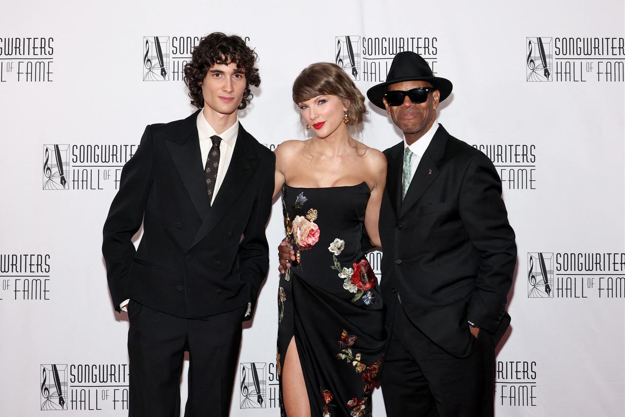 Sombr, Taylor Swift and Jimmy Jam attend the Songwriters Hall of Fame 55th Annual Induction and Awards Gala at Marriott Marquis Hotel on June 11, 2026 in New York City, The U.S. (AFP Photo)
