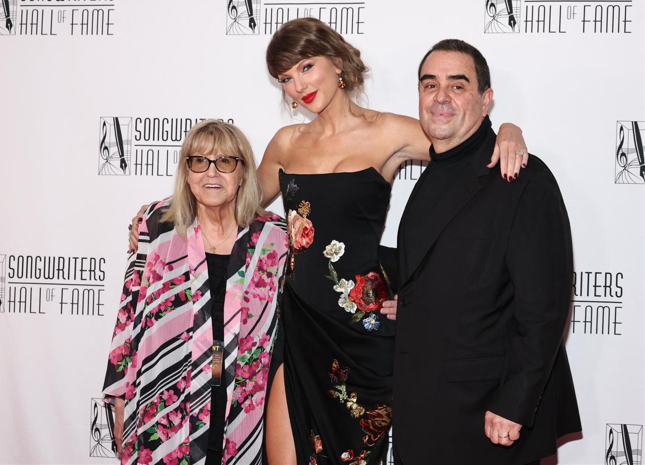 CEO and President of the Songwriters Hall of Fame Linda Moran (L) and Taylor Swift (C) attend the Songwriters Hall of Fame 55th Annual Induction and Awards Gala at Marriott Marquis Hotel on June 11, 2026 in New York City The U.S. (AFP Photo)