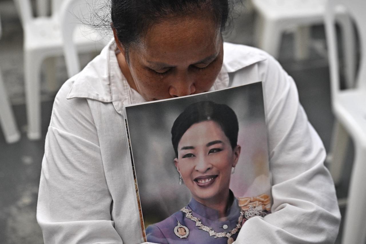 Mourner weeps while holding a photo of Thai princess Bajrakitiyabha Mahidol in front of Chulalongkorn Hospital in Bangkok on June 12, 2026. (AFP Photo)