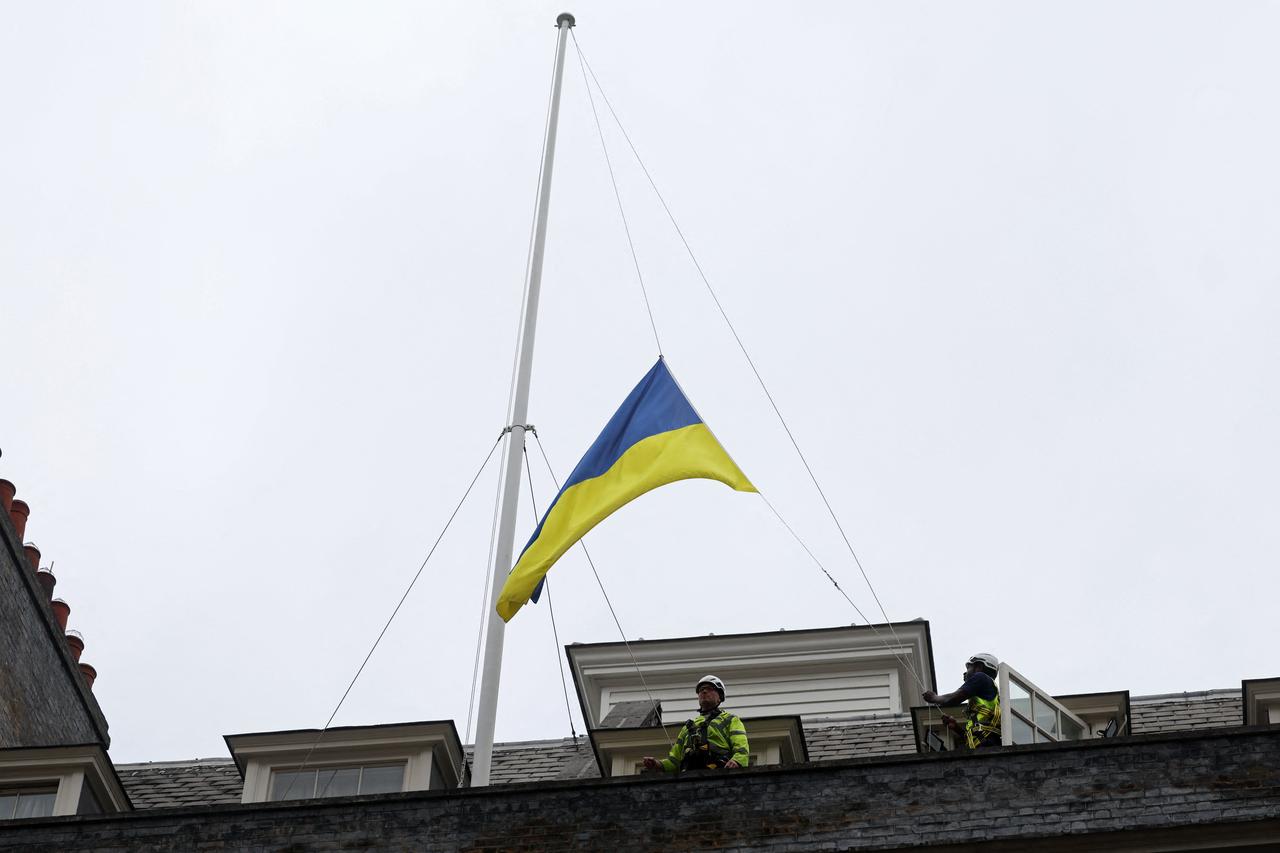 Workers lower the national flag of Ukraine from the roof of 10 Downing Street, the official residence of Britain's Prime Minister, in central London on June 12, 2026. (AFP Photo)