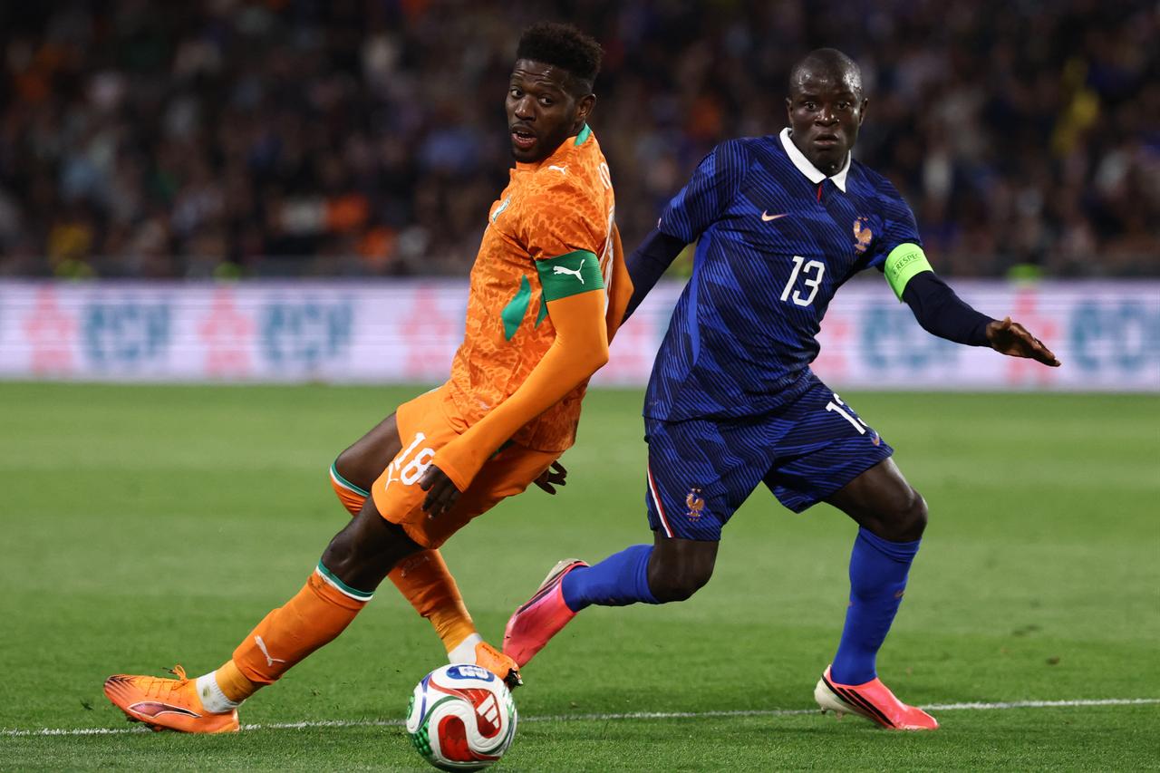 Ivory Coast's midfielder #18 Ibrahim Sangare (L) and France's midfielder #13 N'Golo Kante (R) fight for the ball during the international friendly football match between France and Ivory Coast ahead of the 2026 FIFA World Cup football tournament at the Stade de la Beaujoire in Nantes, western France, June 4, 2026. (AFP Photo)
