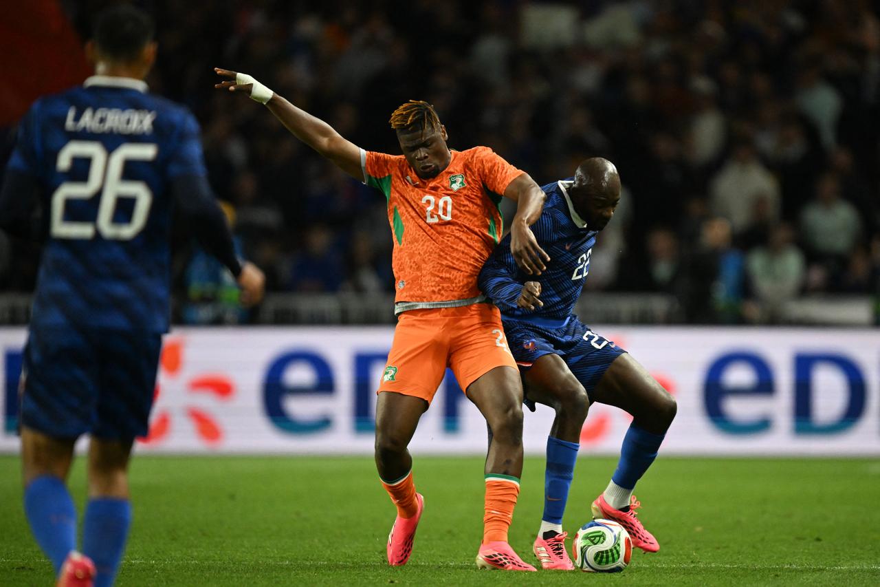 Ivory Coast's defender #20 Emmanuel Agbadou (L) and France's forward #22 Jean Mateta (R) fight for the ball during the international friendly football match between France and Ivory Coast ahead of the 2026 FIFA World Cup football tournament at the Stade de la Beaujoire in Nantes, western France, June 4, 2026. (AFP Photo)