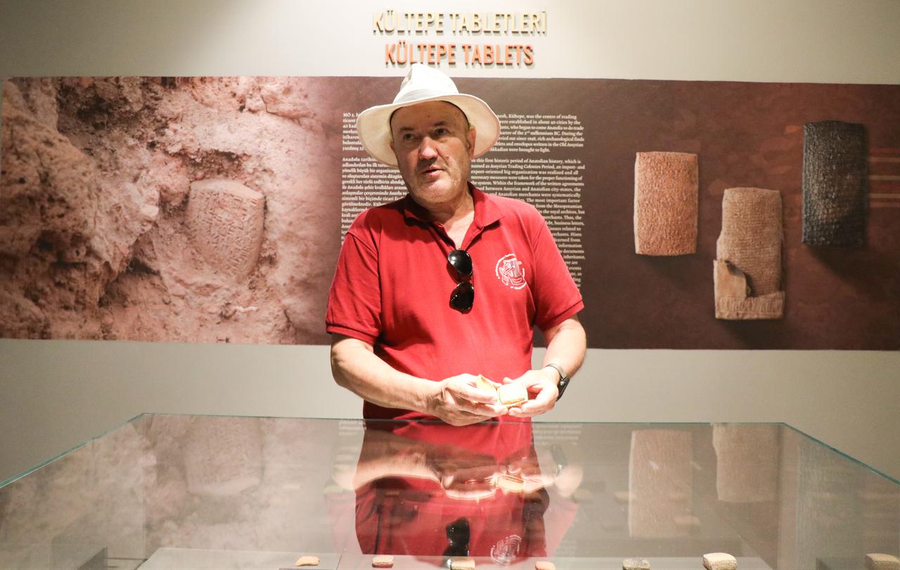 Professor Fikri Kulakoglu shows a replica example of a clay tablet sealed in a mud envelope at Kayseri Archaeology Museum, Türkiye, June 12, 2026. (AA Photo)