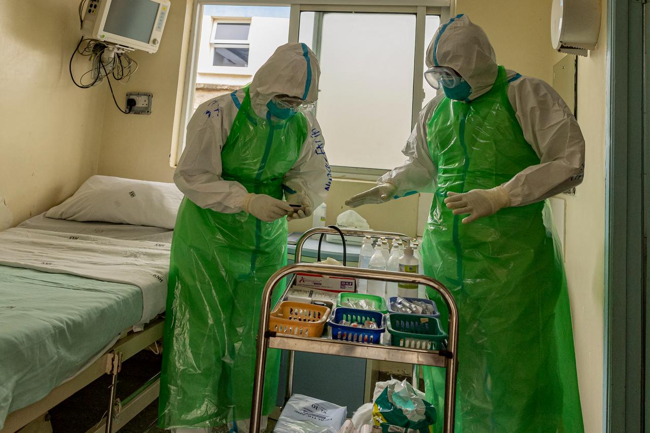 Deux infirmières en Équipements de Protection Individuelle (EPI) se préparent à accueillir un patient atteint d'une maladie hautement contagieuse comme l'Ebola, lors d'un exercice de simulation dans le service d'isolement spécial de l'unité des Maladies Infectieuses (IDU) à l'hôpital national Kenyatta de Nairobi, le 12 juin 2026. (Photo AFP)