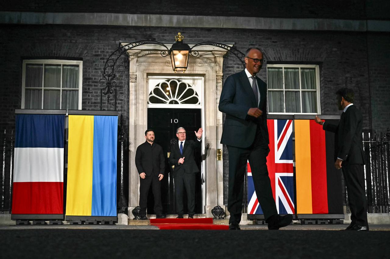 Ukraine's President Volodymyr Zelensky (L) and Britain's Prime Minister Keir Starmer (2nd L) wave off Germany's Chancellor Friedrich Merz (front 2nd R) and France's President Emmanuel Macron (R) at 10 Downing Street after their meeting in central London on June 7, 2026. (AFP Photo)