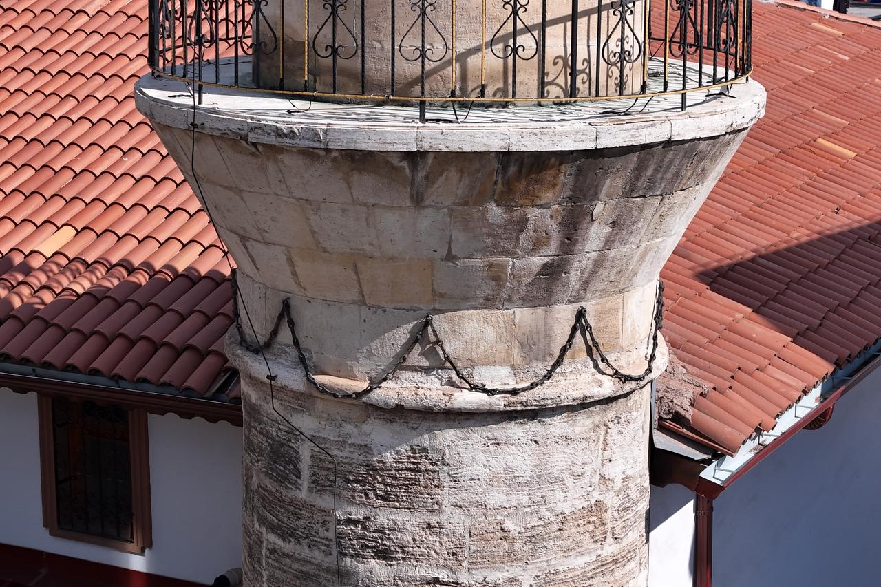 Historic mosque in central Türkiye captivates visitors with iron chains