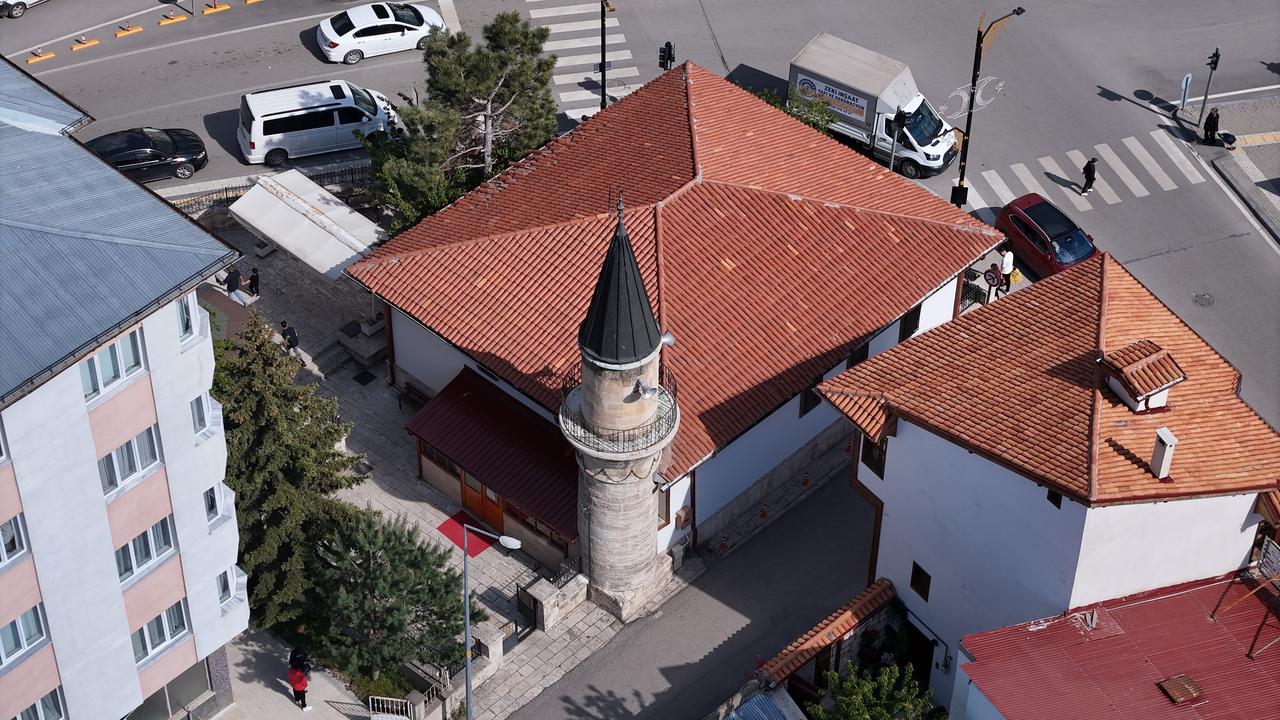According to legend, each link of the chains was forged by a different blacksmith, and they are regarded as a symbol of solidarity and brotherhood within the Ahi tradition. Sivas, Türkiye, June 12, 2026. (IHA Photo)