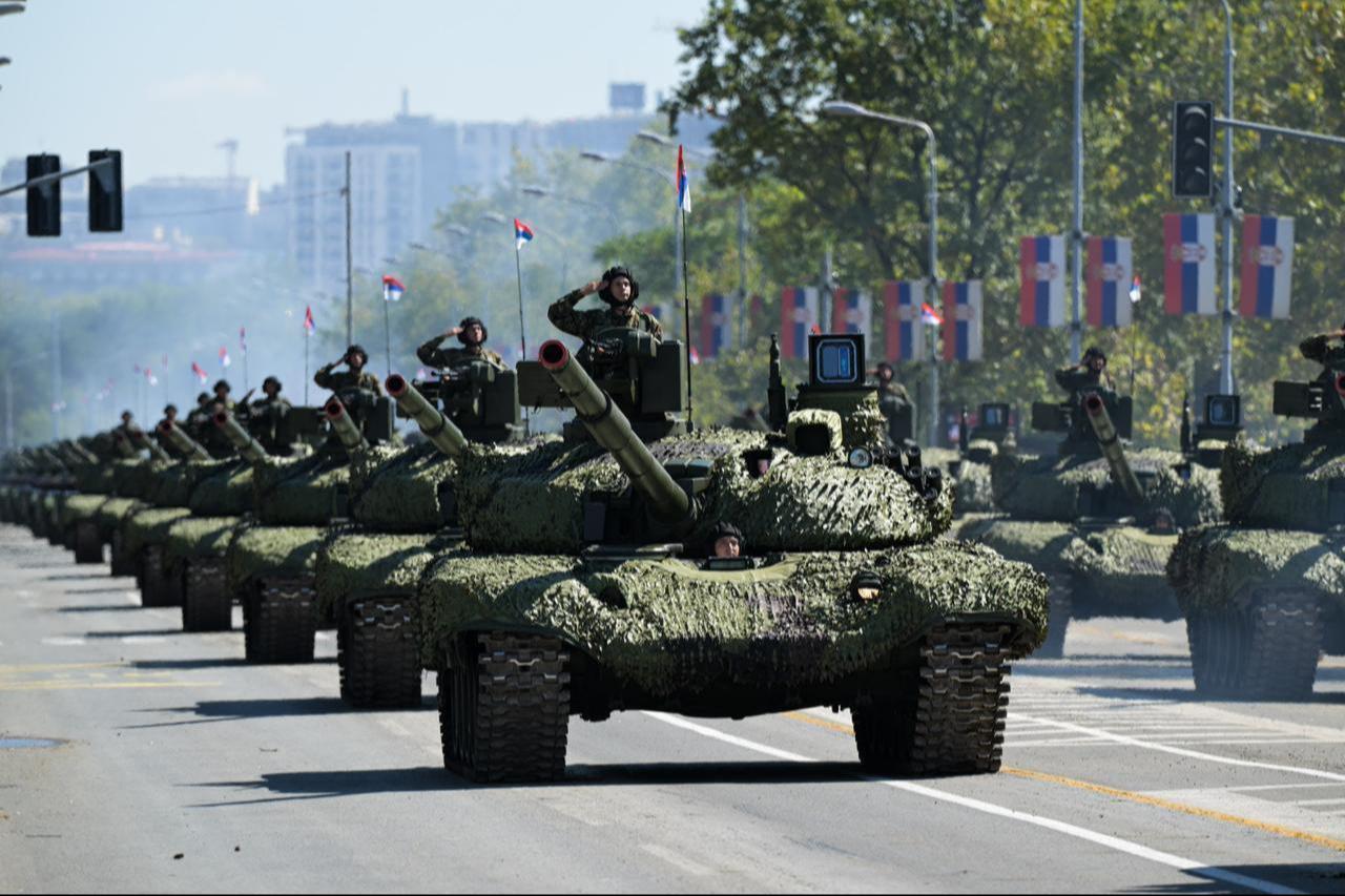 “Little green men”, Russian soldiers without insignia, patrol in front of the Crimean Parliament in Simferopol, March 1, 2014. (AFP Photo)