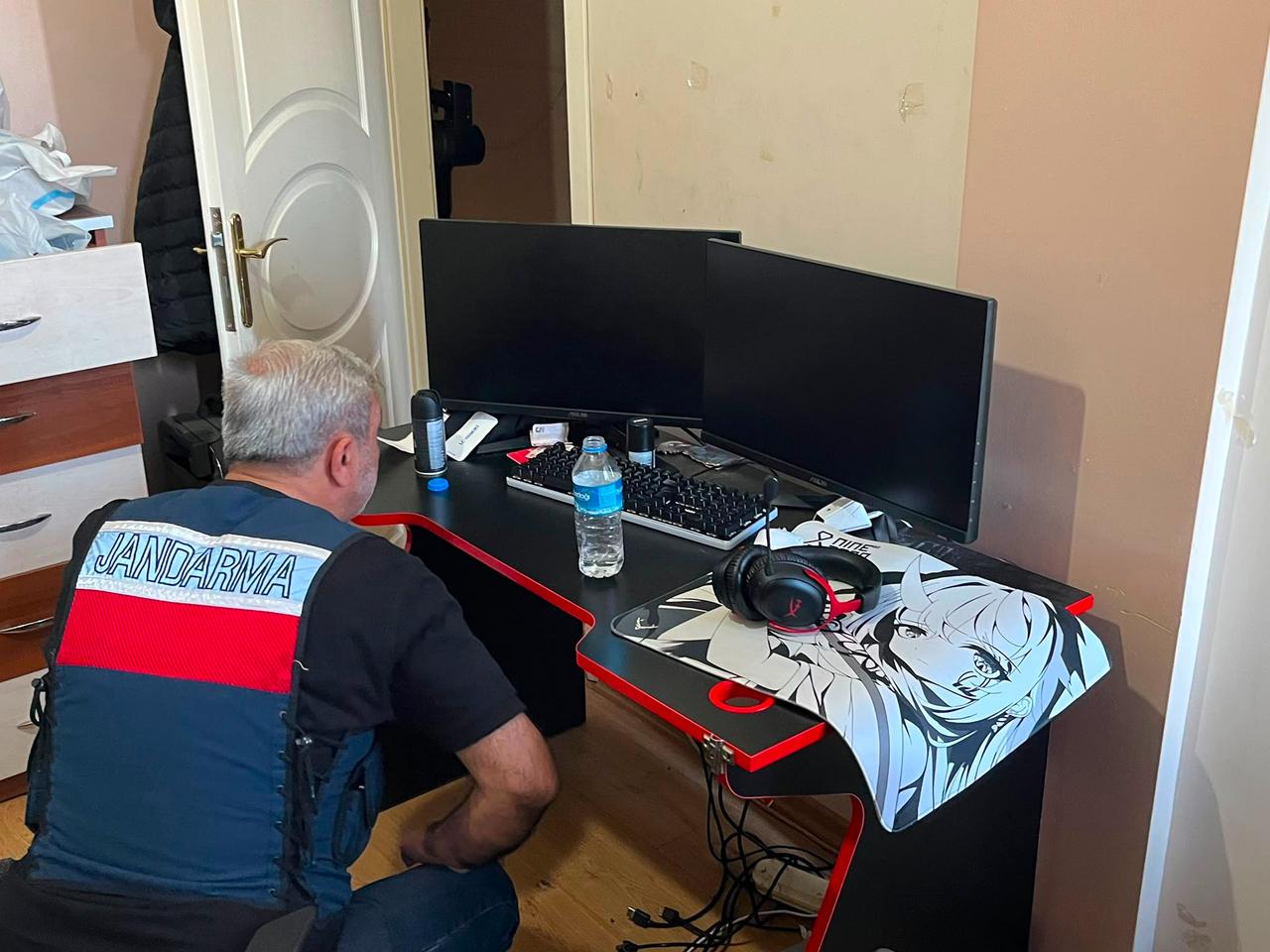 Under the coordination of Türkiye’s National Intelligence Organization (MIT), the Cybersecurity Directorate (SGB), Gendarmerie General Command (JGK) and Financial Crimes Investigation Board (MASAK) carried out operations targeting a credit card fraud network in Istanbul and Kocaeli, June 13, 2026. (AA Photo)