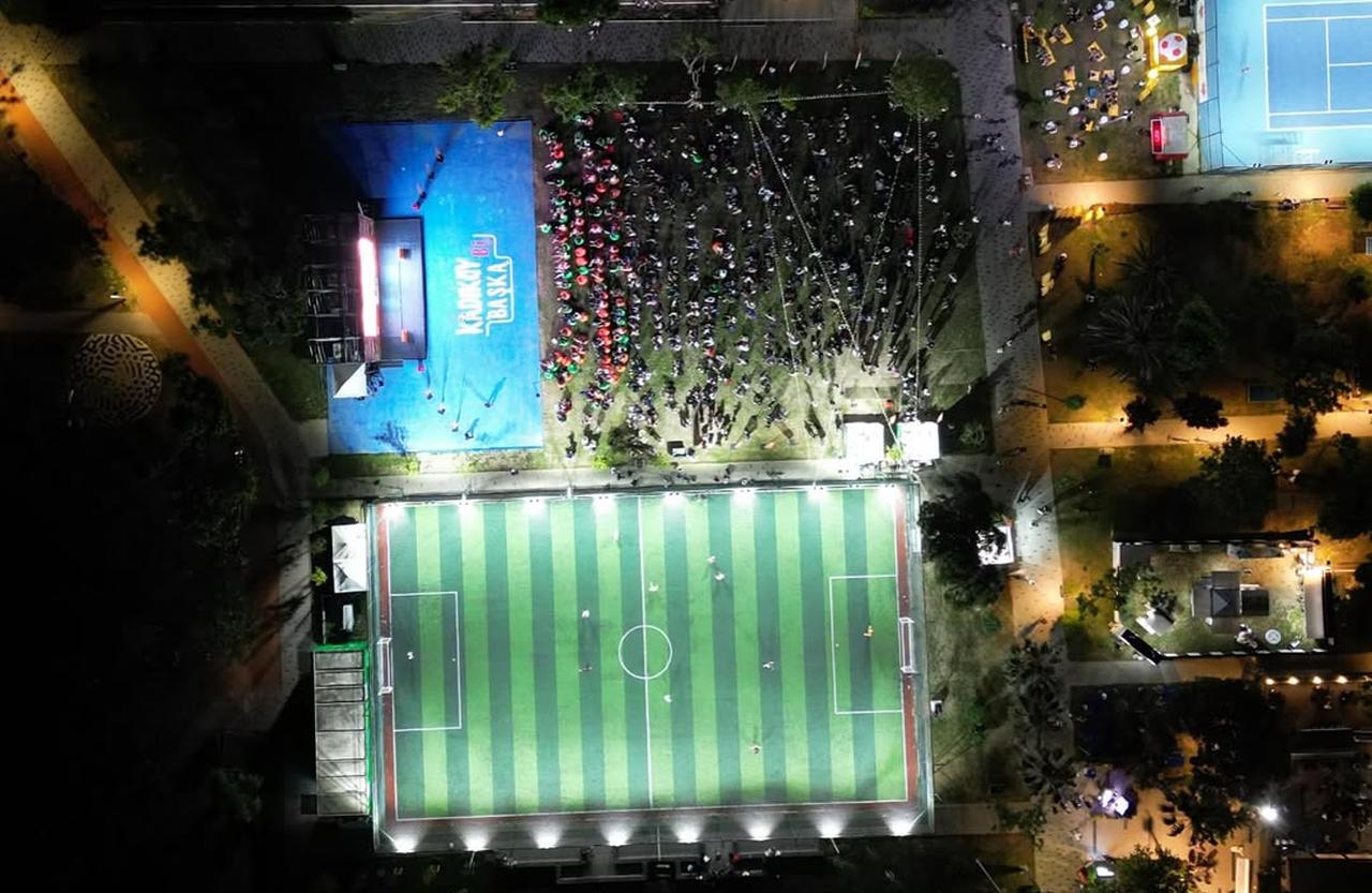 An aerial view shows football fans watching a World Cup screening at Kalamis Ataturk Park in Istanbul, Türkiye. (Photo via Instagram/@kadikoybelediye)