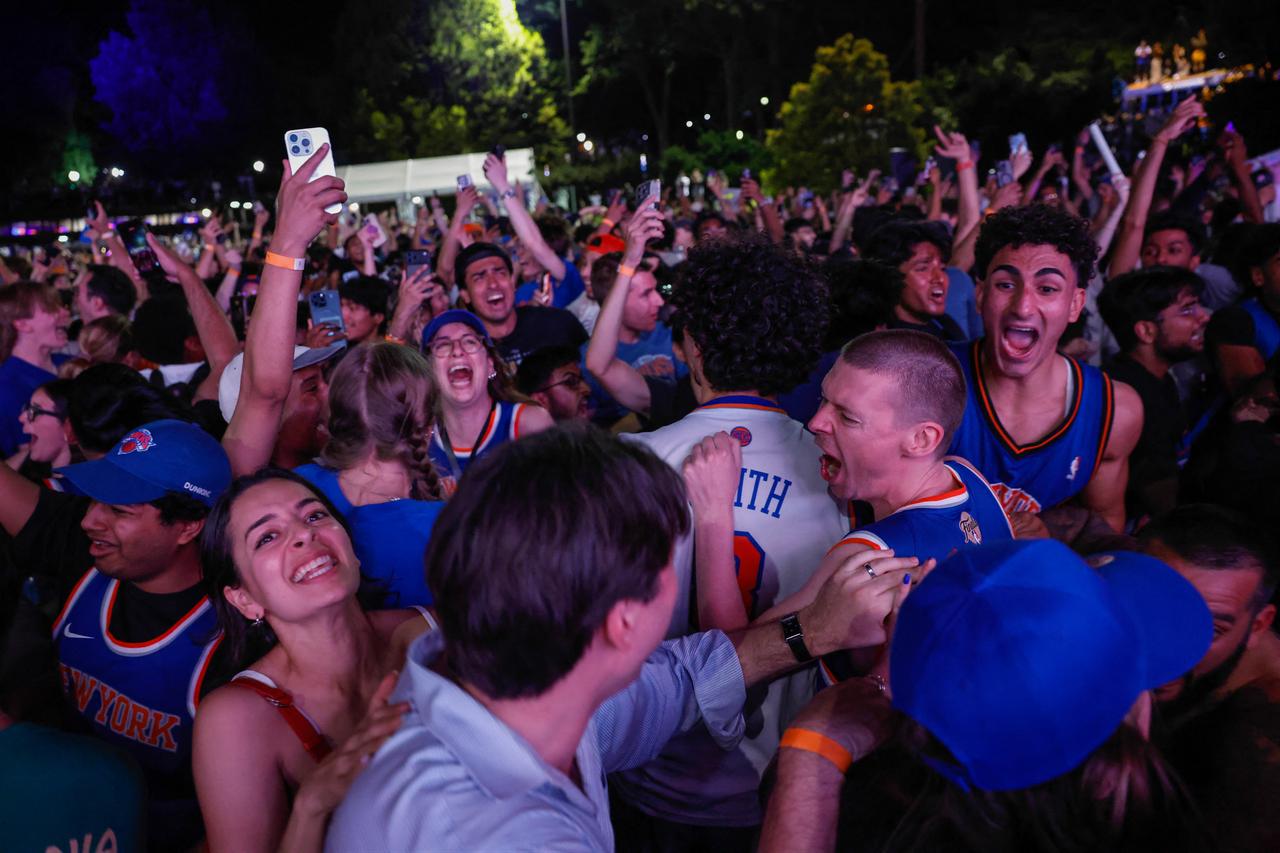 Knicks fans celebrate in Central Park after the New York Knicks defeated the San Antonio Spurs in Game 5 of the NBA Finals to win the series, in New York, on June 13, 2026. (AFP Photo)