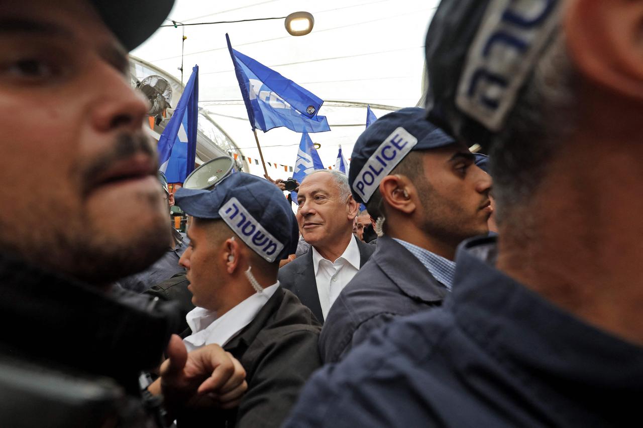 Israeli Prime Minister Benjamin Netanyahu visits the Tikva market in Tel Aviv on Oct. 28, 2022, ahead of the November general elections. (AFP Photo)