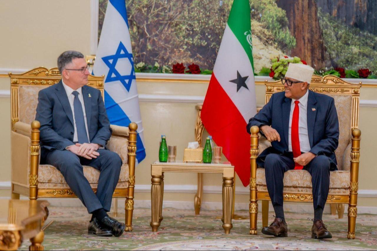 Somalilands Leader Abdirahman Abdullahi Mohamed (R) speaking with Israels Foreign Minister Gideon Saar at the Presidential Palace in Hargeisa, Somalia on Jan. 6, 2026. (AFP Photo)